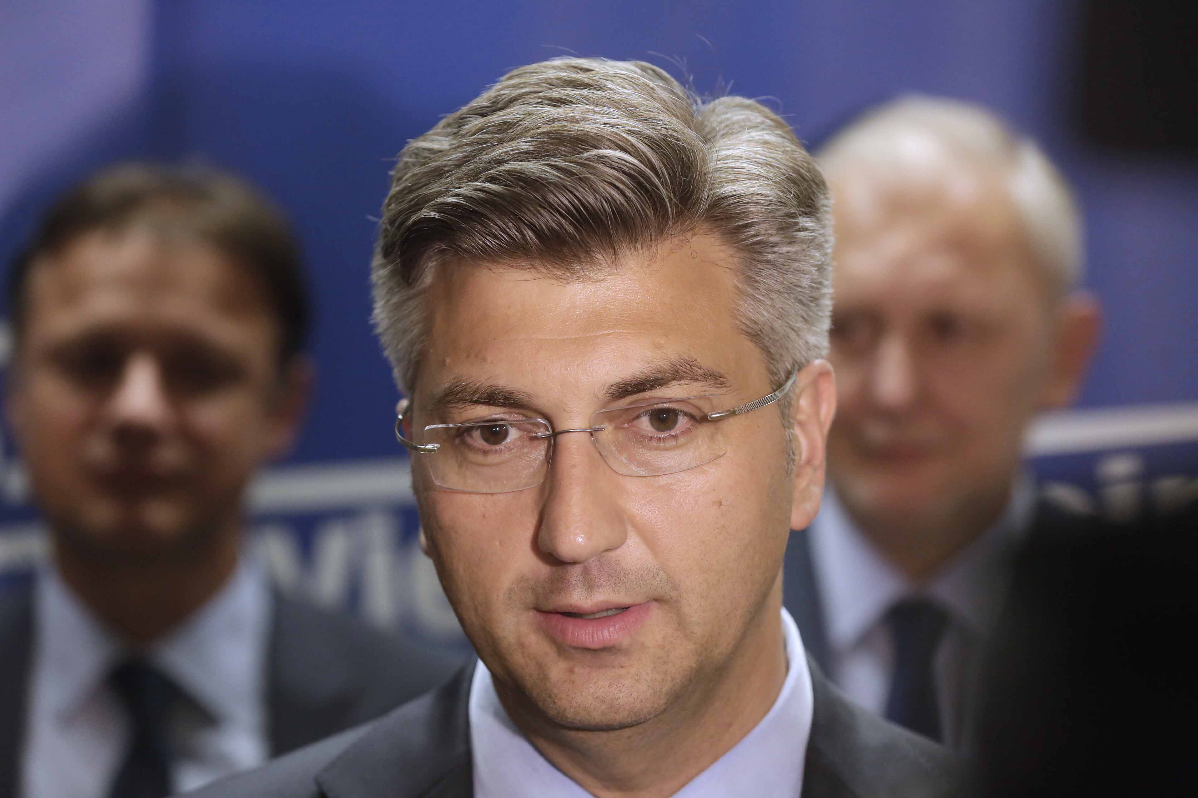 Predsjednik HDZa- Andrej Plenković i predsjednik Mosta Božo Petrov dali su izjave za medije nakon sastanka u središnjici HDZ-a. Na slici Andrej Plenković. foto HINA / Denis CERIĆ H20160913011488